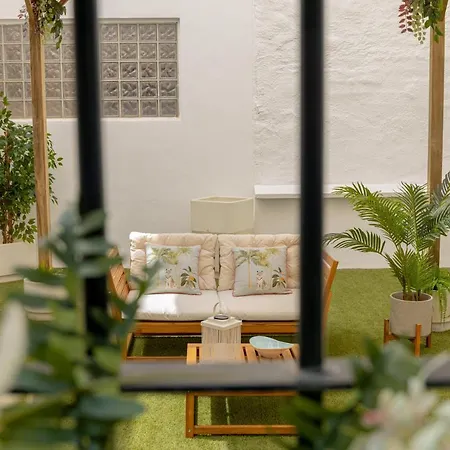 C30 Deluxe Studio With Terrace Into Cathedral Square *